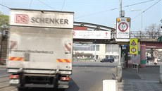 Nová značka před podjezdem u Výstaviště upozorní řidiče na výšku vozidla Nová značka před podjezdem u Výstaviště upozorní řidiče na výšku vozidla