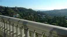 Sídlo má z balkonu nádherný výhled do údolí, je vidt i oceán.