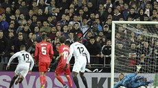 Brankář Keylor Navas z Realu Madrid právě inkasuje gól od Goncala Guedese z... Brankář Keylor Navas z Realu Madrid právě inkasuje gól od Goncala Guedese z...