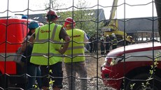 Z jeřábu na stavbě v Babicích u Říčan se utrhl náklad, zranil dva lidi.... Z jeřábu na stavbě v Babicích u Říčan se utrhl náklad, zranil dva lidi....