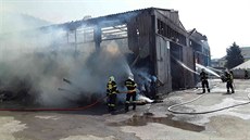 Desítky hasičů bojovaly v Olšanech na Šumpersku s velkým požárem průmyslové... Desítky hasičů bojovaly v Olšanech na Šumpersku s velkým požárem průmyslové...