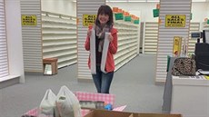 Pětadvacetiletá Američanka Addy Trittová vykoupila obchod Payless a boty... Pětadvacetiletá Američanka Addy Trittová vykoupila obchod Payless a boty...