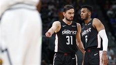 Washingtonský rozehrávač Tomáš Satoranský (31) usměrňuje spoluhráče Troye... Washingtonský rozehrávač Tomáš Satoranský (31) usměrňuje spoluhráče Troye...