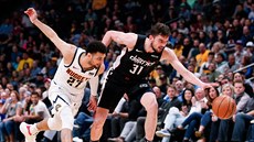 Tomáš Satoranský (vpravo) z Washingtonu předstihl v souboji o míč Jamala... Tomáš Satoranský (vpravo) z Washingtonu předstihl v souboji o míč Jamala...