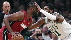Kyrie Irving (vpravo) z Bostonu netradičním způsobem blokuje Dwyanea Wadea z... Kyrie Irving (vpravo) z Bostonu netradičním způsobem blokuje Dwyanea Wadea z...