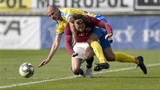 Tomáš Kučera (nahoře) z Teplic bojuje s Matějem Hanouskem ze Sparty. Tomáš Kučera (nahoře) z Teplic bojuje s Matějem Hanouskem ze Sparty.