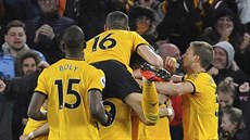 Fotbalisté Wolverhamptonu se radují z gólu proti Manchesteru United. Fotbalisté Wolverhamptonu se radují z gólu proti Manchesteru United.