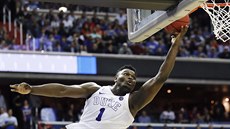 Zion Williamson (1) z Duke zakončuje na koš Virginia Tech. Zion Williamson (1) z Duke zakončuje na koš Virginia Tech.