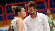 Viktor Pruša, trenér Žabin Brno, radí Michaele Vackové. Viktor Pruša, trenér Žabin Brno, radí Michaele Vackové.