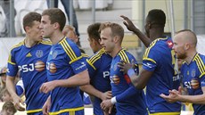 Jihlavští fotbalisté slaví gól do sítě Varnsdorfu. Jihlavští fotbalisté slaví gól do sítě Varnsdorfu.