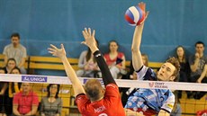 Českobudějovický kapitán Radek Mach se snaží zastavit útok ostravského blokaře... Českobudějovický kapitán Radek Mach se snaží zastavit útok ostravského blokaře...