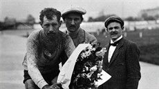 Marcel Buysse (vlevo) na snímku z roku 1914 Marcel Buysse (vlevo) na snímku z roku 1914