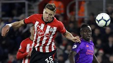 Jan Bednarek (vlevo) ze Southamptonu hlavičkuje před Sadiem Maném z Liverpoolu. Jan Bednarek (vlevo) ze Southamptonu hlavičkuje před Sadiem Maném z Liverpoolu.