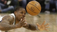 Eric Bledsoe z Milwaukee skočil v zápase s Brooklynem po míči. Eric Bledsoe z Milwaukee skočil v zápase s Brooklynem po míči.