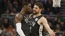 Joe Harris (vpravo) a Caris LeVert z Brooklynu se radují z trefy proti... Joe Harris (vpravo) a Caris LeVert z Brooklynu se radují z trefy proti...