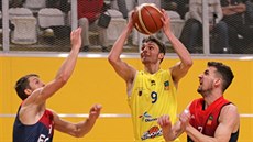 Erik Klepač (uprostřed) z Olomoucka útočí mezi Janem Kozinou (vlevo) a Martinem... Erik Klepač (uprostřed) z Olomoucka útočí mezi Janem Kozinou (vlevo) a Martinem...