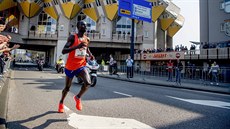Marius Kipserem na trati Rotterdamského maratonu Marius Kipserem na trati Rotterdamského maratonu