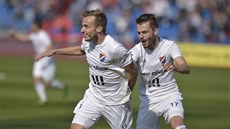 Nemanja Kuzmanovič z Baníku Ostrava (vlevo) slaví gól proti Teplicím, gratuluje... Nemanja Kuzmanovič z Baníku Ostrava (vlevo) slaví gól proti Teplicím, gratuluje...