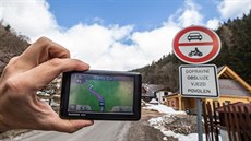 Silnice v Černém Dole, za tuto zákazovou značku už smí jen dopravní obsluha.... Silnice v Černém Dole, za tuto zákazovou značku už smí jen dopravní obsluha....