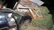 Šofér nezvládl řízení a v Heřmanově Huti na Plzeňsku havaroval. S vozem zničil... Šofér nezvládl řízení a v Heřmanově Huti na Plzeňsku havaroval. S vozem zničil...