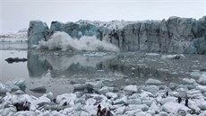 Na Islandu se do moře zřítil obří kus ledovce. Tursti stihli utéct Na Islandu se do moře zřítil obří kus ledovce. Tursti stihli utéct