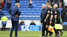 TO JSTE SE PŘEDVEDLI, PÁNOVÉ. Neil Warnock, trenér Cardiffu, propichuje... TO JSTE SE PŘEDVEDLI, PÁNOVÉ. Neil Warnock, trenér Cardiffu, propichuje...