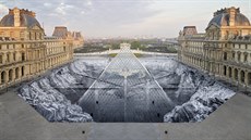 Streetartový umělec JR při příležitosti oslav 30. výročí skleněné pyramidy... Streetartový umělec JR při příležitosti oslav 30. výročí skleněné pyramidy...