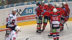 Hráči Pardubic slaví gól v síti Chomutova. Hráči Pardubic slaví gól v síti Chomutova.