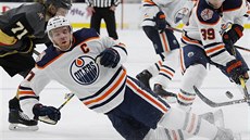 Edmontonský kapitán Connor McDavid se řítí k ledu v utkání proti Vegas. Edmontonský kapitán Connor McDavid se řítí k ledu v utkání proti Vegas.