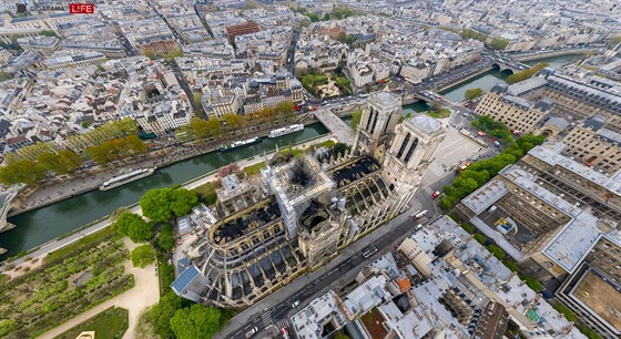 Letecký pohled na paískou katedrálu Notre Dame po niivém poáru.