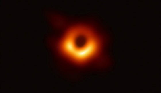 erná díra v jádru galaxie M87