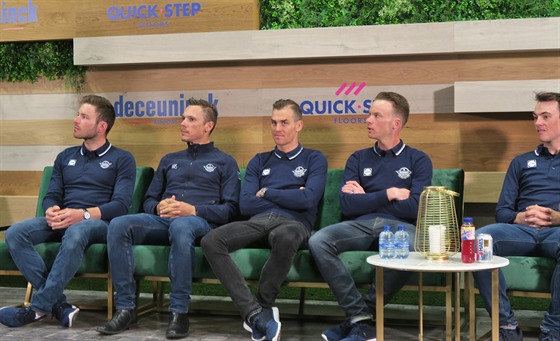 Jezdci stáje Deceuninck-Quick-Step na tiskové konferenci ped královnou klasik...