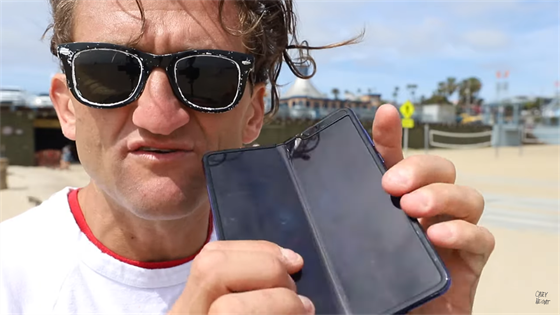 Samsung Galaxy Fold v prvních dojmech od vloggera Caseyho Neistata
