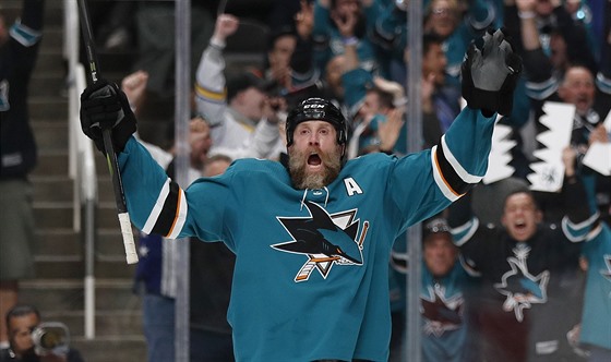 Joe Thornton ze San Jose se raduje z vítzství na domácím led.