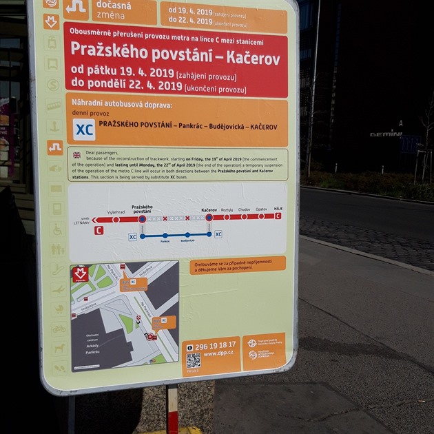 Již zítra začne výluka v metru na lince C. Značení je již připraveno. Snímek z Pankráce.