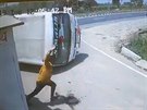 SUV narazilo do autobusu, kter se peklopil