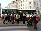 V sobotu a v neděli byla přes den z důvodu oprav na mostu magistrály v ulici 5.května zavedena náhradní autobusová doprava za tramvajovou linku 18, tramvaj byla nahrazena malým autobusem, který byl přeplněný, navíc byl výlukový jízdní řád byl veden o tři V sobotu a v neděli byla přes den z důvodu oprav na mostu magistrály v ulici 5.května zavedena náhradní autobusová doprava za tramvajovou linku 18, tramvaj byla nahrazena malým autobusem, který byl přeplněný, navíc byl výlukový jízdní řád byl veden o tři