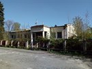 Bývalá školka v Herálecke I. v Praze 4-Krči. V 90.letech se pln školek zrušilo a rozprodalo, místo aby se je MČ nechaly jako rezervy, stejně tak MČ rozprodaly byty a domy a teď se diví, že je nemají. Bývalá školka v Herálecke I. v Praze 4-Krči. V 90.letech se pln školek zrušilo a rozprodalo, místo aby se je MČ nechaly jako rezervy, stejně tak MČ rozprodaly byty a domy a teď se diví, že je nemají.