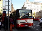 Náhradní autobusy X1 jezdí přeplněné. Snímek z Letenského náměstí. Náhradní autobusy X1 jezdí přeplněné. Snímek z Letenského náměstí.
