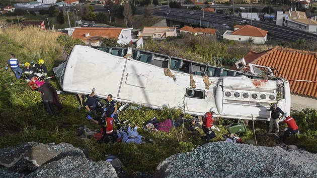 Na portugalském ostrově Madeira se ve středu večer převrátil autobus plný... Na portugalském ostrově Madeira se ve středu večer převrátil autobus plný...