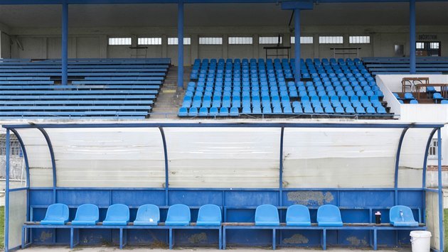 Letní stadion v Pardubicích působí žalostným a zanedbaným dojmem. Letní stadion v Pardubicích působí žalostným a zanedbaným dojmem.