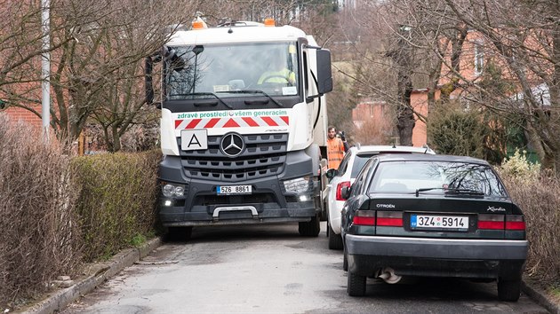 Zaparkovaná auta komplikují průjezd vozu technických služeb ve zlínské čtvrti... Zaparkovaná auta komplikují průjezd vozu technických služeb ve zlínské čtvrti...