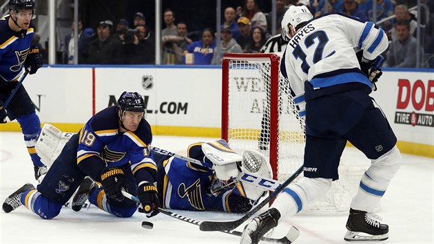 Kevin Hayes (vpravo) z Winnipegu se dostává přes bránícího Jaye Bouwmeestera ze... Kevin Hayes (vpravo) z Winnipegu se dostává přes bránícího Jaye Bouwmeestera ze...