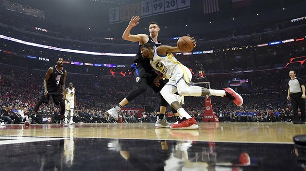 Stephen Curry z Golden State se snaží obehrát Danila Gallinariho z Los Angeles... Stephen Curry z Golden State se snaží obehrát Danila Gallinariho z Los Angeles...