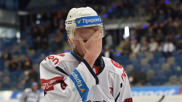 Zklamaný chomutovský Stanislav Dietz po prohře s Pardubicemi. Zklamaný chomutovský Stanislav Dietz po prohře s Pardubicemi.