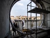Do obručí usadí skla, jež se užívají pro mořská akvária.