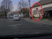 Ujíždějící BMW zmizelo policistům v lese Ujíždějící BMW zmizelo policistům v lese