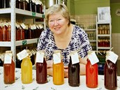 První jarní sirup dělá Lada Čuříková v Třeboni z kopřivy. Následuje pampeliška,... První jarní sirup dělá Lada Čuříková v Třeboni z kopřivy. Následuje pampeliška,...