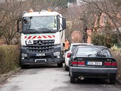 Zaparkovaná auta komplikují průjezd vozu technických služeb ve zlínské čtvrti... Zaparkovaná auta komplikují průjezd vozu technických služeb ve zlínské čtvrti...