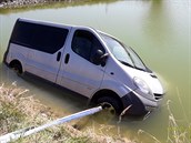 Nezabrzděná dodávka skončila v rybníčku v obci Štěnovický Borek. (17. dubna... Nezabrzděná dodávka skončila v rybníčku v obci Štěnovický Borek. (17. dubna...